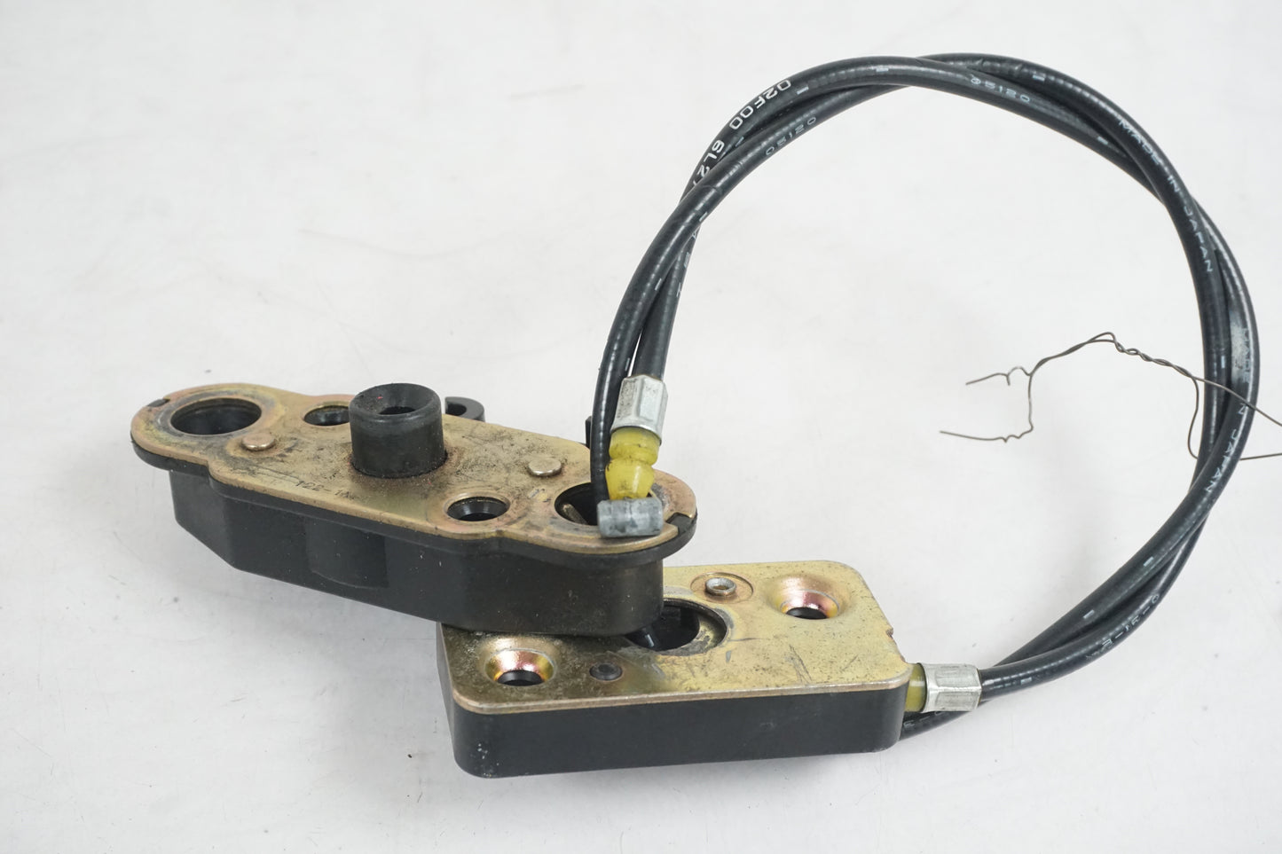 Baksidan på Sadellåsmekanism från en Suzuki TL 1000 S -1997 motorcykel.