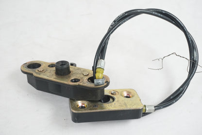 Baksidan på Sadellåsmekanism från en Suzuki TL 1000 S -1997 motorcykel.