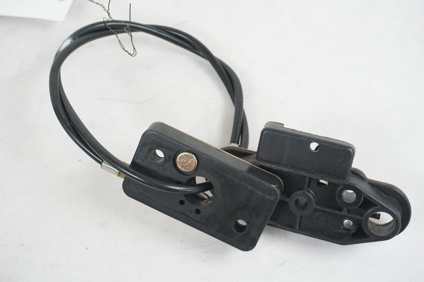 Höger sida på Sadellåsmekanism från en Suzuki TL 1000 S -1997 motorcykel.