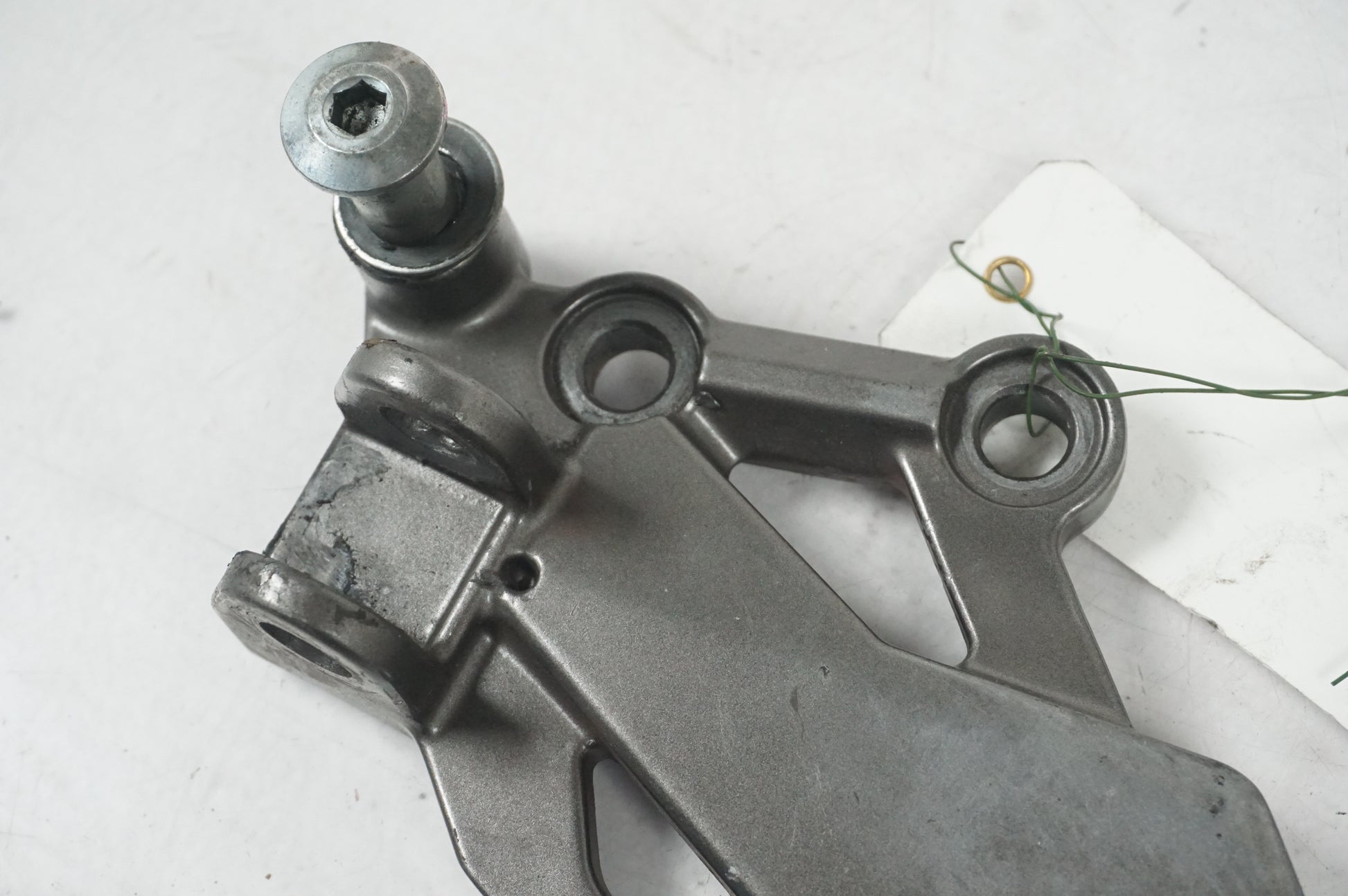 Baksidan på Fotpinne från en BMW F 800 GT -2013 motorcykel.