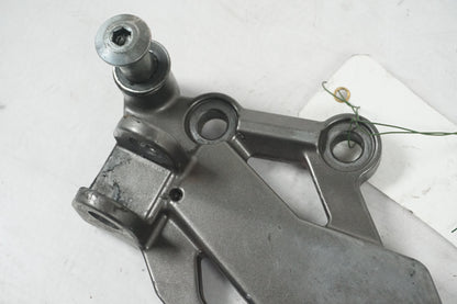 Baksidan på Fotpinne från en BMW F 800 GT -2013 motorcykel.