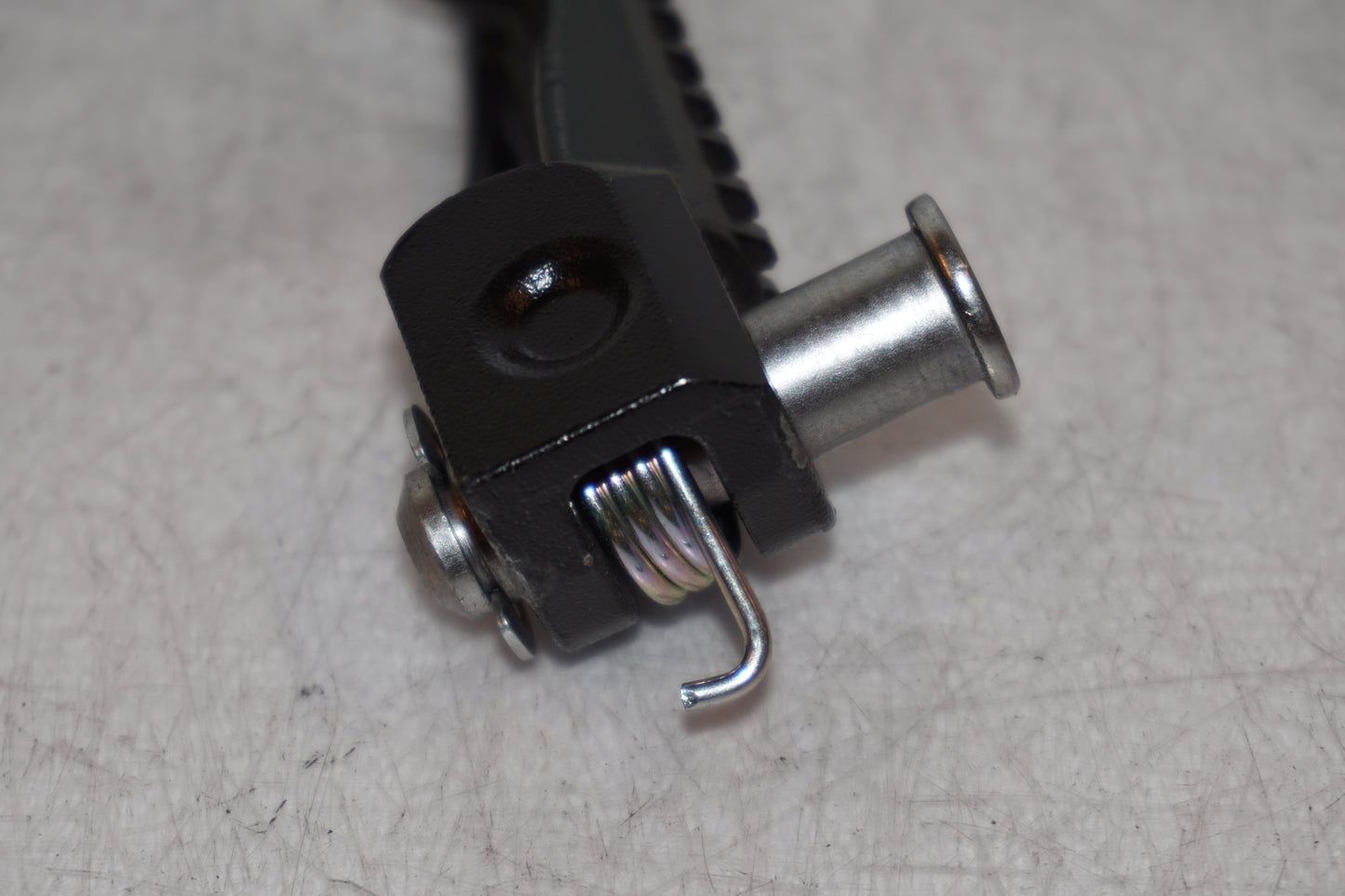 Vänster sida på Fotpinne från en Kawasaki Z 1000 -2014 motorcykel.