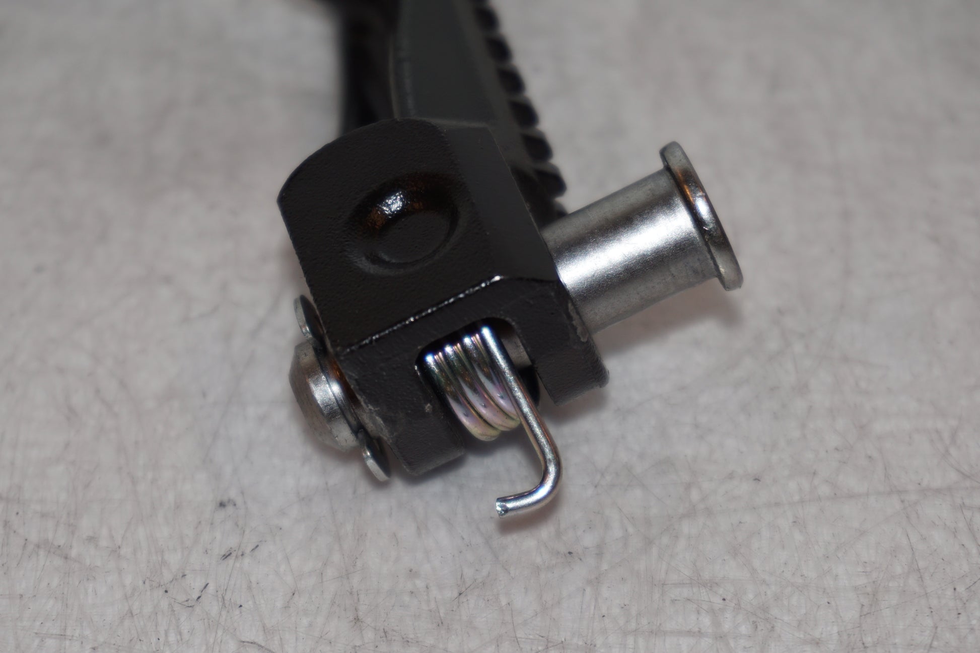 Vänster sida på Fotpinne från en Kawasaki Z 1000 -2014 motorcykel.