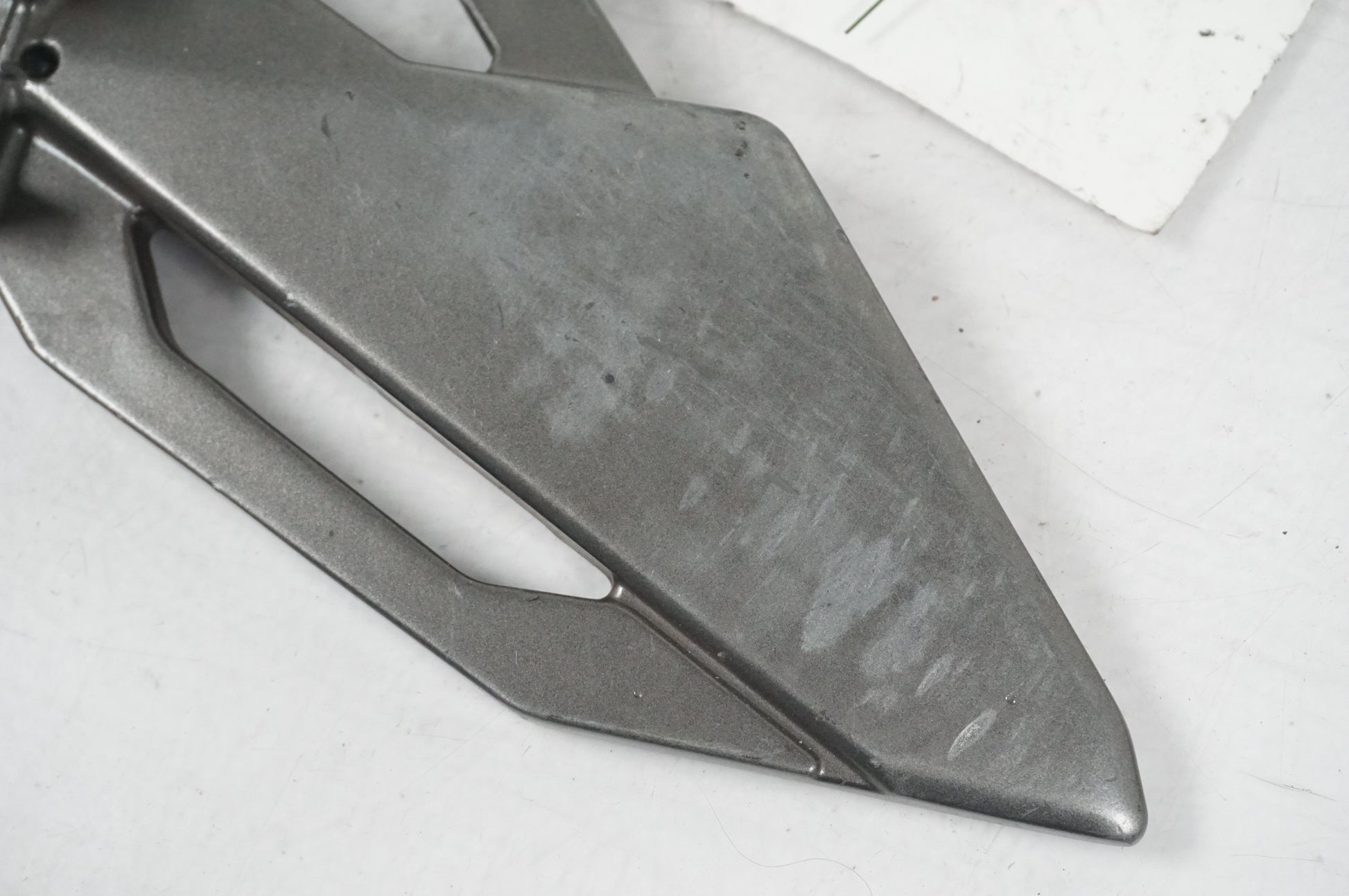 Höger sida på Fotpinne från en BMW F 800 GT -2013 motorcykel.