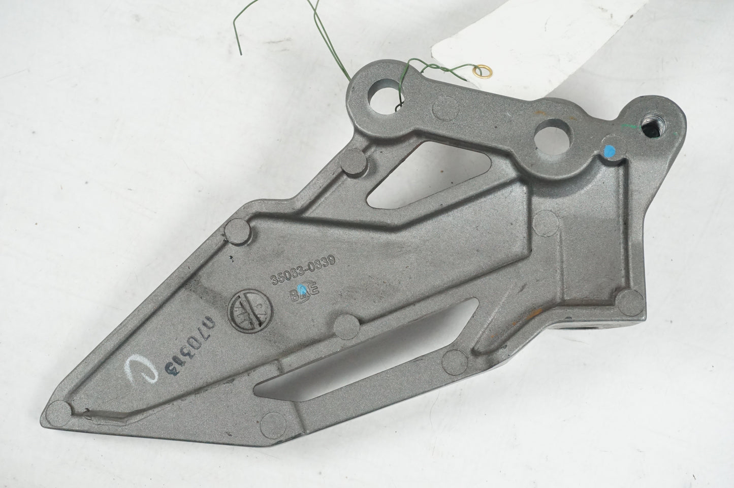 Vänster sida på Fotpinne från en BMW F 800 GT -2013 motorcykel.