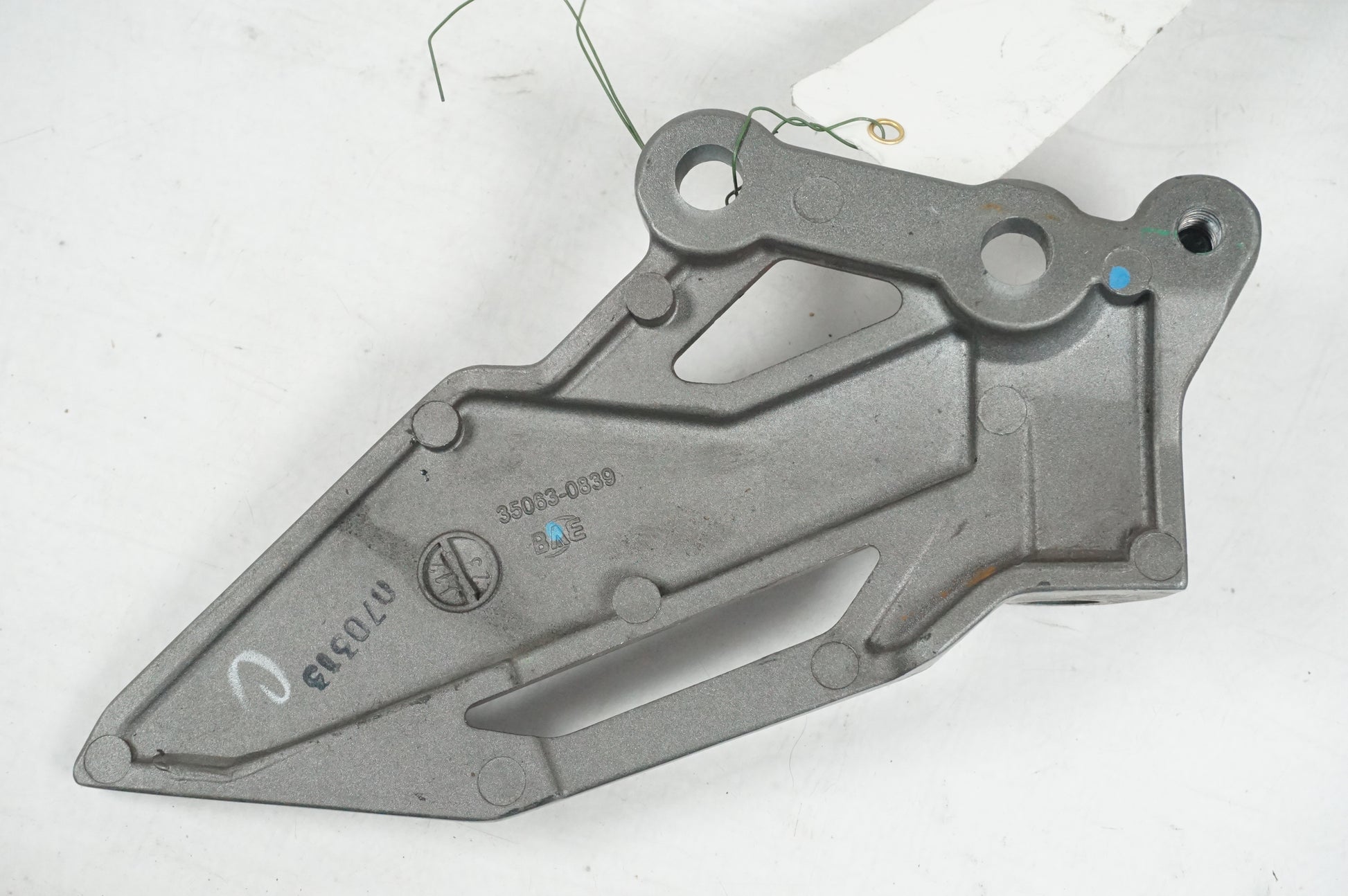 Vänster sida på Fotpinne från en BMW F 800 GT -2013 motorcykel.