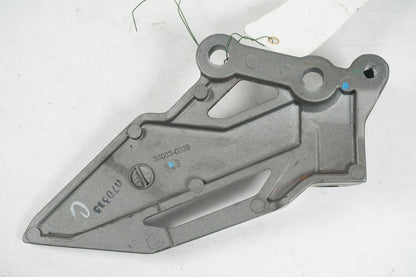 Vänster sida på Fotpinne från en BMW F 800 GT -2013 motorcykel.