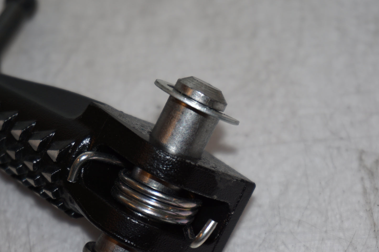 Snett nerifrån på Fotpinne från en Kawasaki Z 1000 -2014 motorcykel.