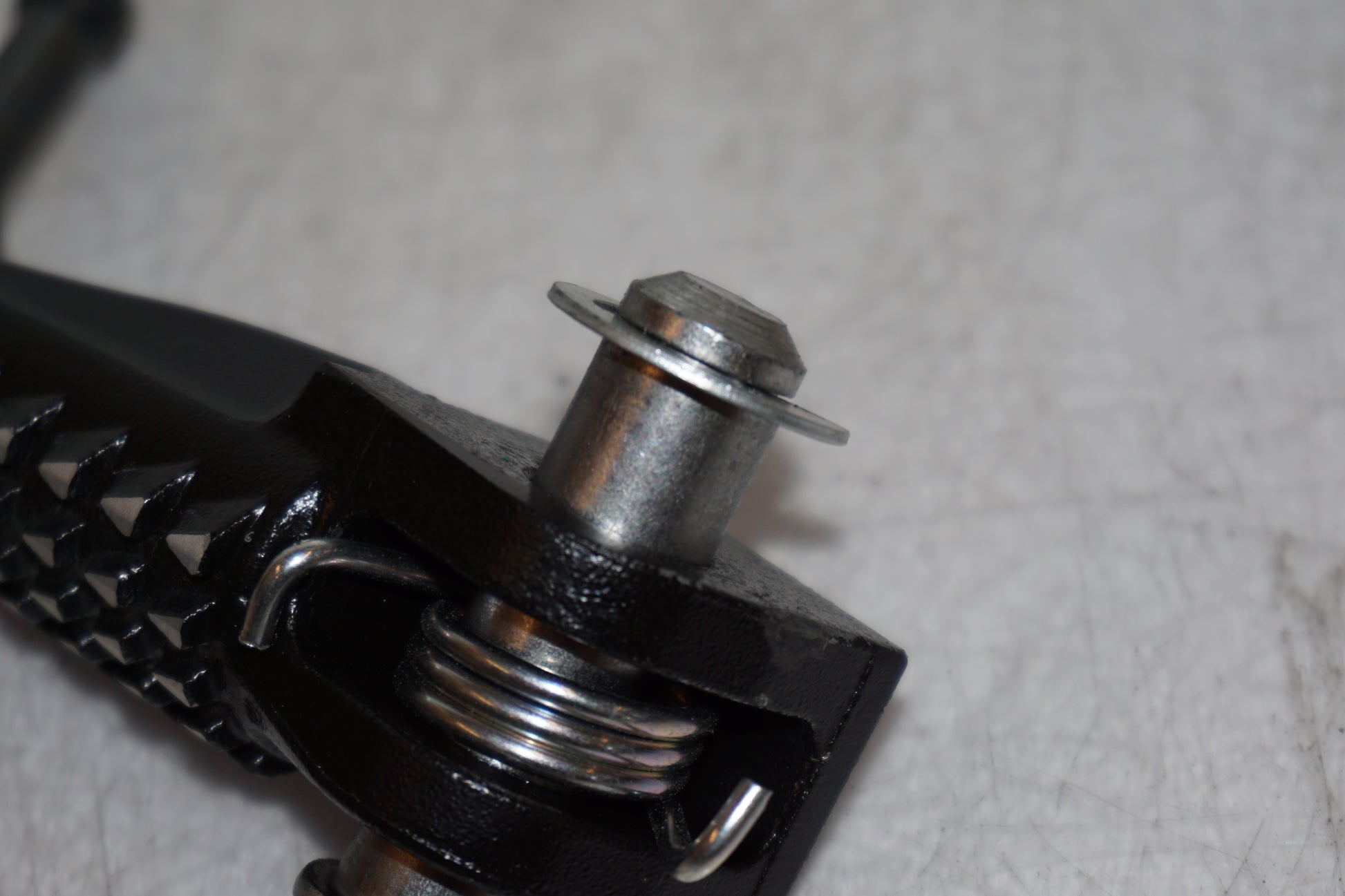 Snett nerifrån på Fotpinne från en Kawasaki Z 1000 -2014 motorcykel.