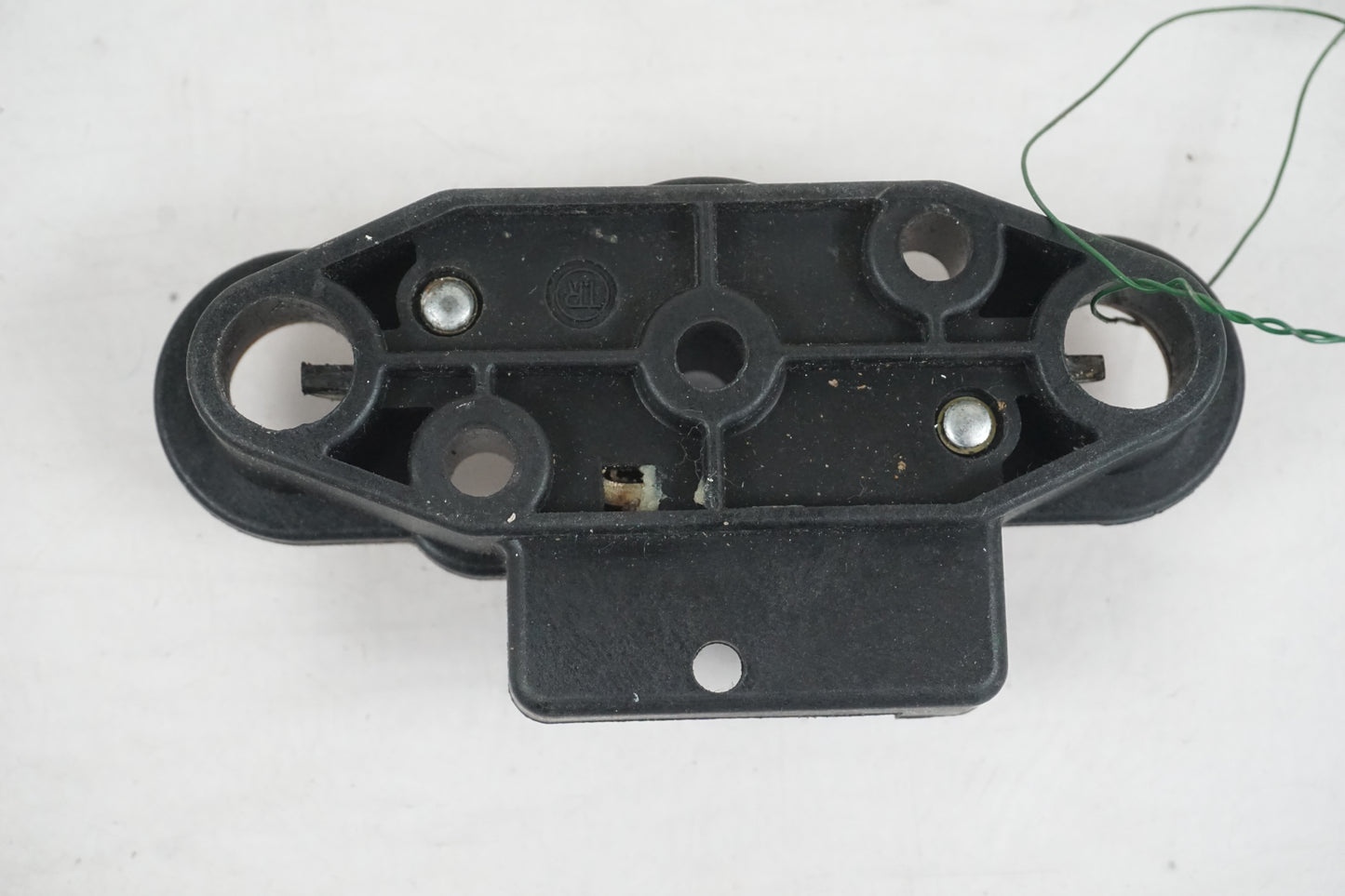 Baksidan på Sadellåsmekanism från en Suzuki GSX-R 750 -2000 motorcykel.