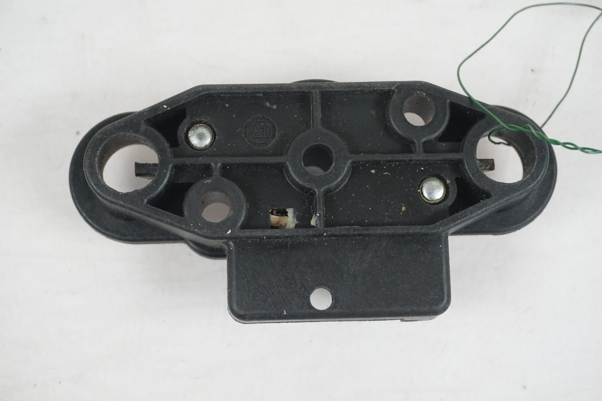 Baksidan på Sadellåsmekanism från en Suzuki GSX-R 750 -2000 motorcykel.