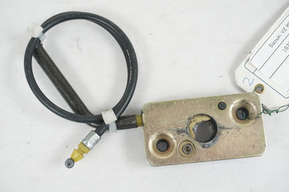 Framsidan på Sadellåsmekanism från en Suzuki VZ 800 -2000 motorcykel.