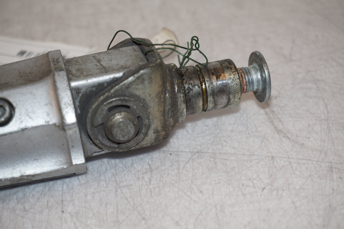 Snett nerifrån på Fotpinne från en Kawasaki ZX-9R -1994 motorcykel.