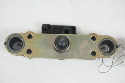 Framsidan på Sadellåsmekanism från en Suzuki GSF 600 -1995 motorcykel.