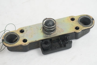 Baksidan på Sadellåsmekanism från en Suzuki GSF 600 -1995 motorcykel.