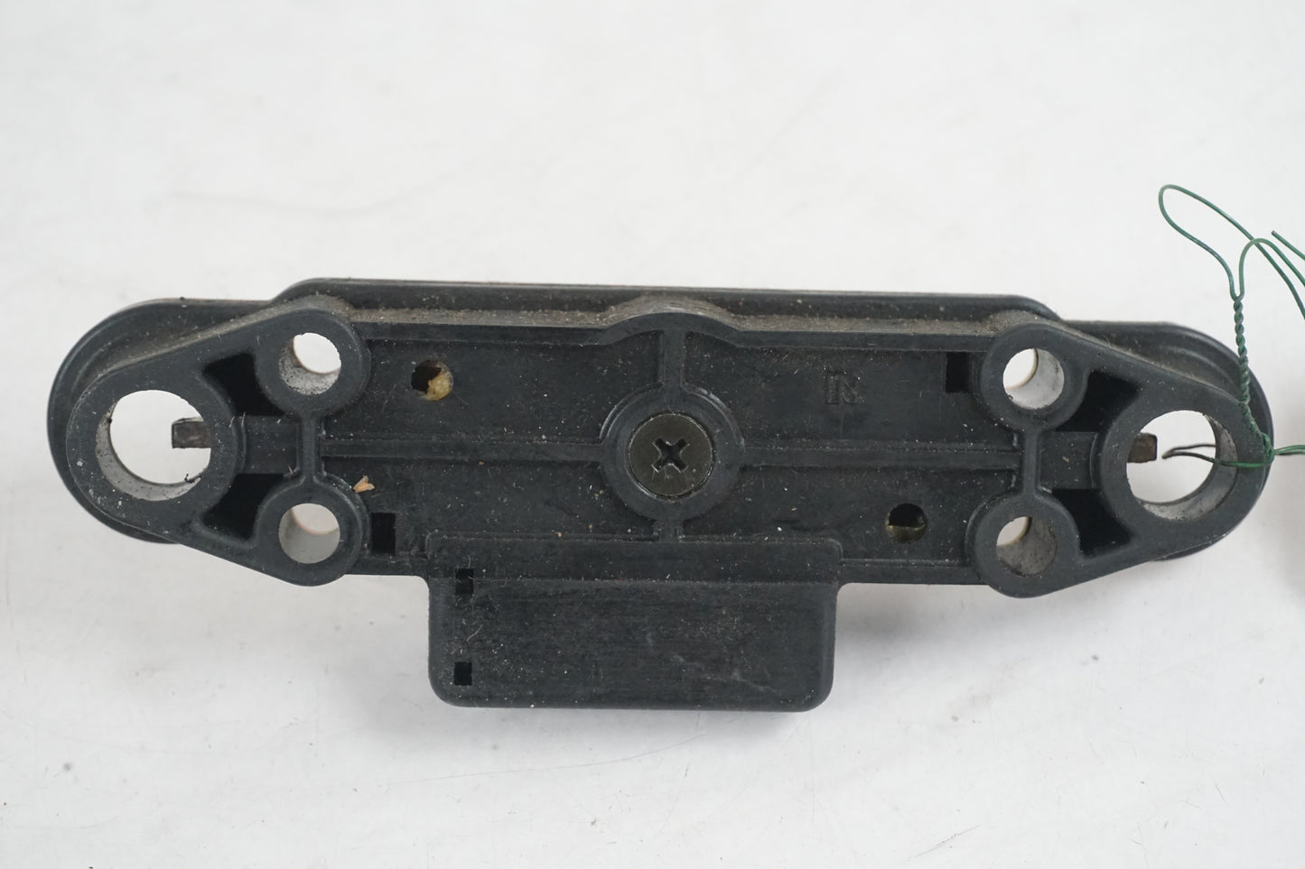 Höger sida på Sadellåsmekanism från en Suzuki GSF 600 -1995 motorcykel.