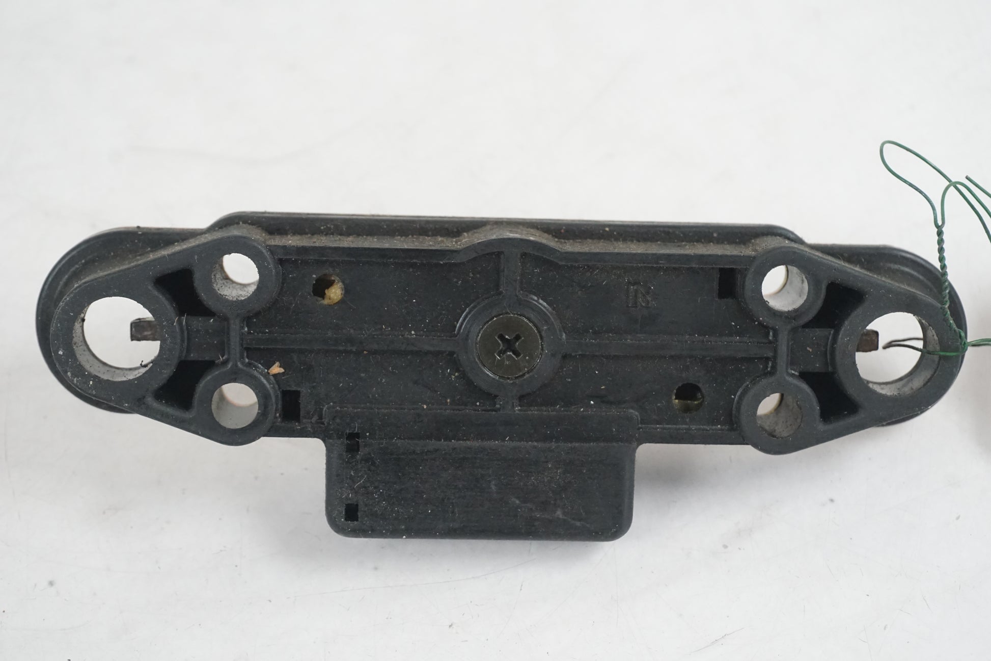 Höger sida på Sadellåsmekanism från en Suzuki GSF 600 -1995 motorcykel.