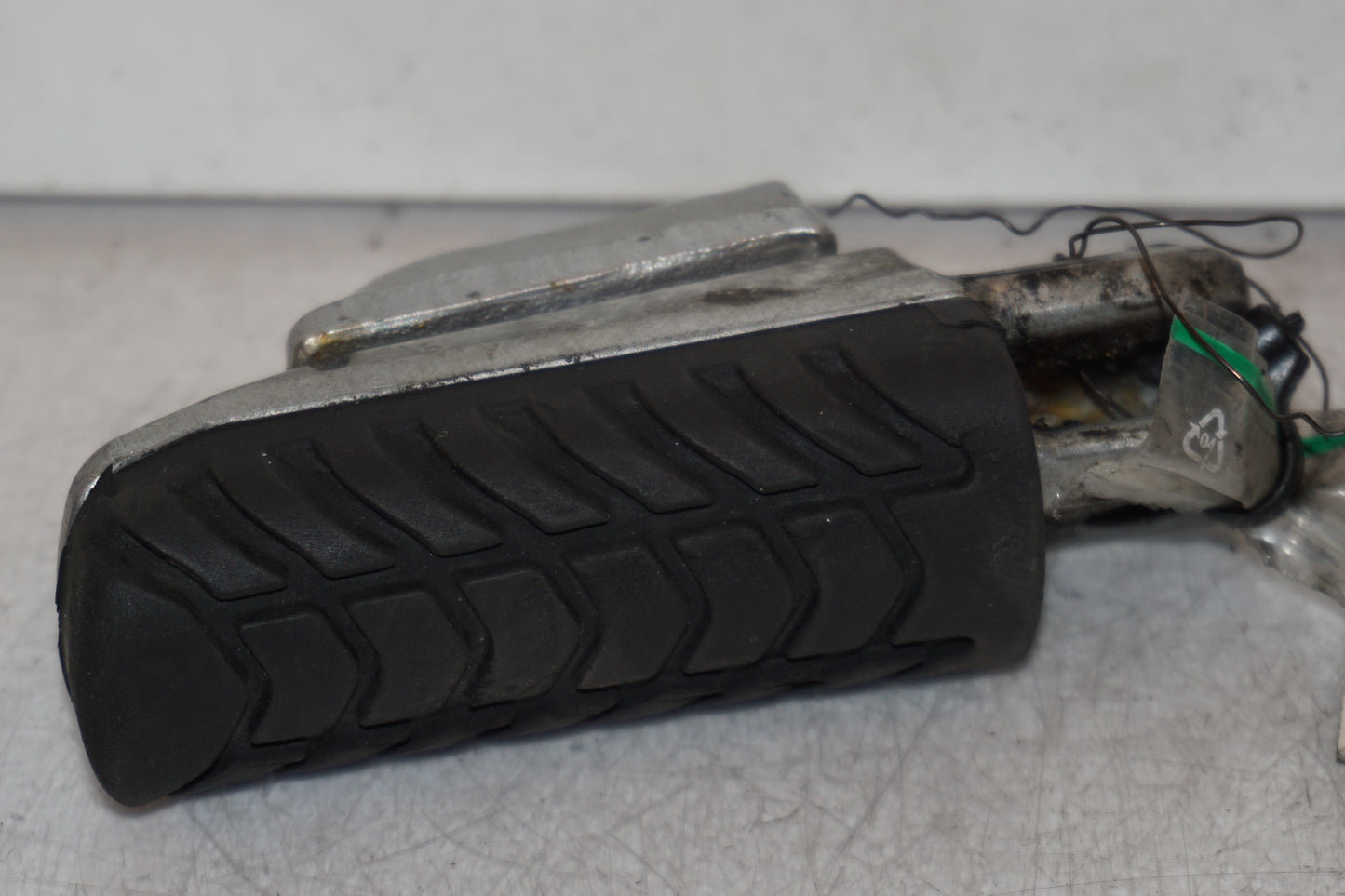 Framsidan på <p>Fotpinne höger fram från Kawasaki Z 900 2017.</p>

<p>Okej skick.</p> motorcykel.