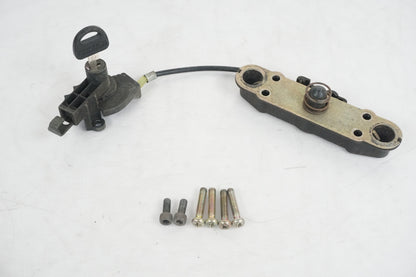 Framsidan på Sadellåsmekanism från en Suzuki GSX 550 -1985 motorcykel.