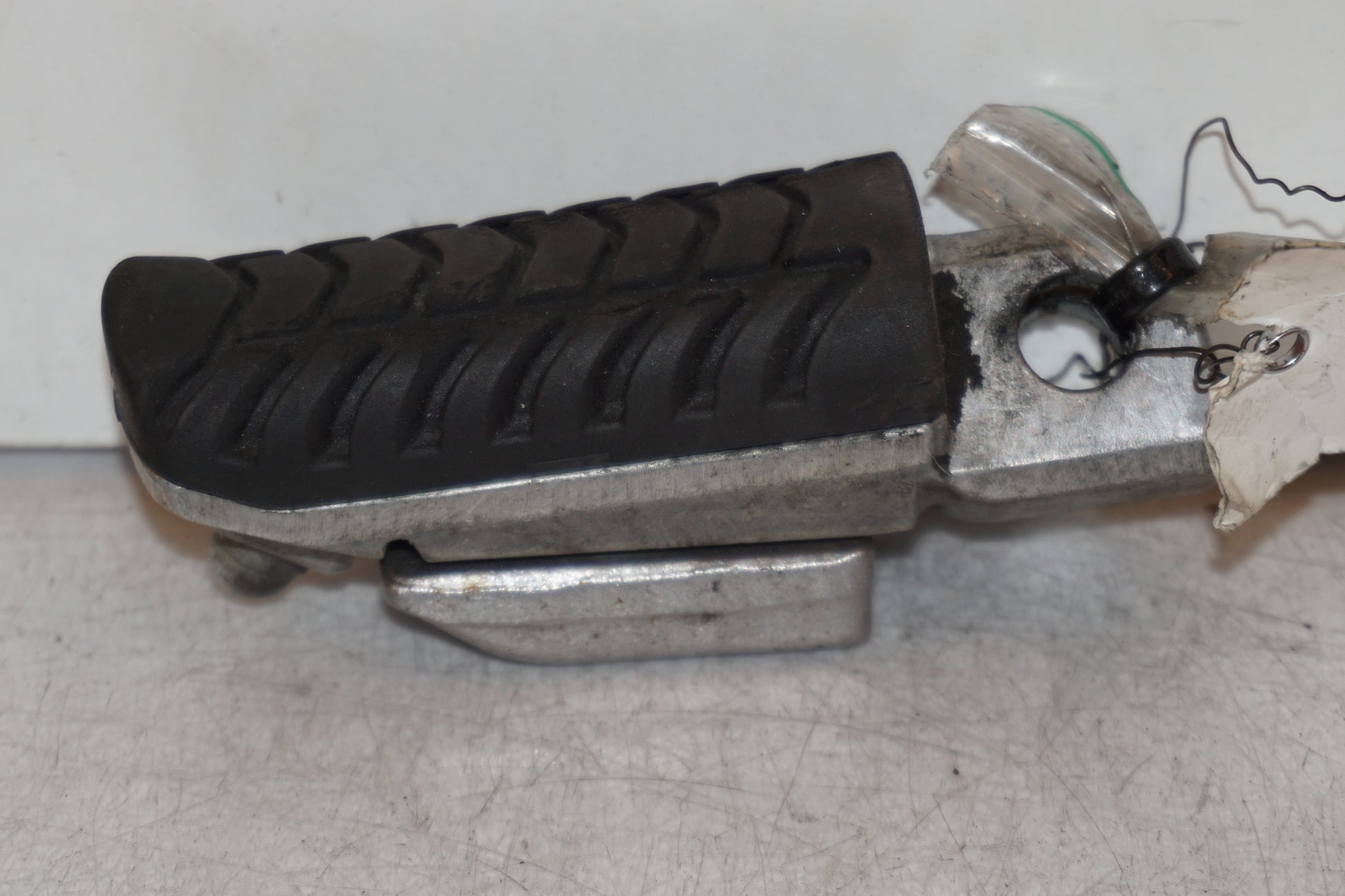 Baksidan på <p>Fotpinne höger fram från Kawasaki Z 900 2017.</p>

<p>Okej skick.</p> motorcykel.