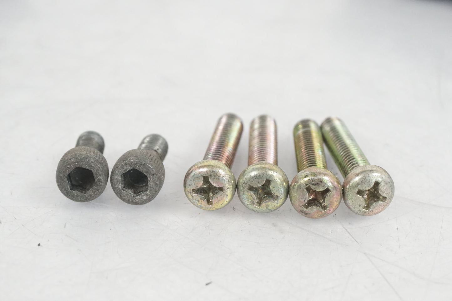 Baksidan på Sadellåsmekanism från en Suzuki GSX 550 -1985 motorcykel.