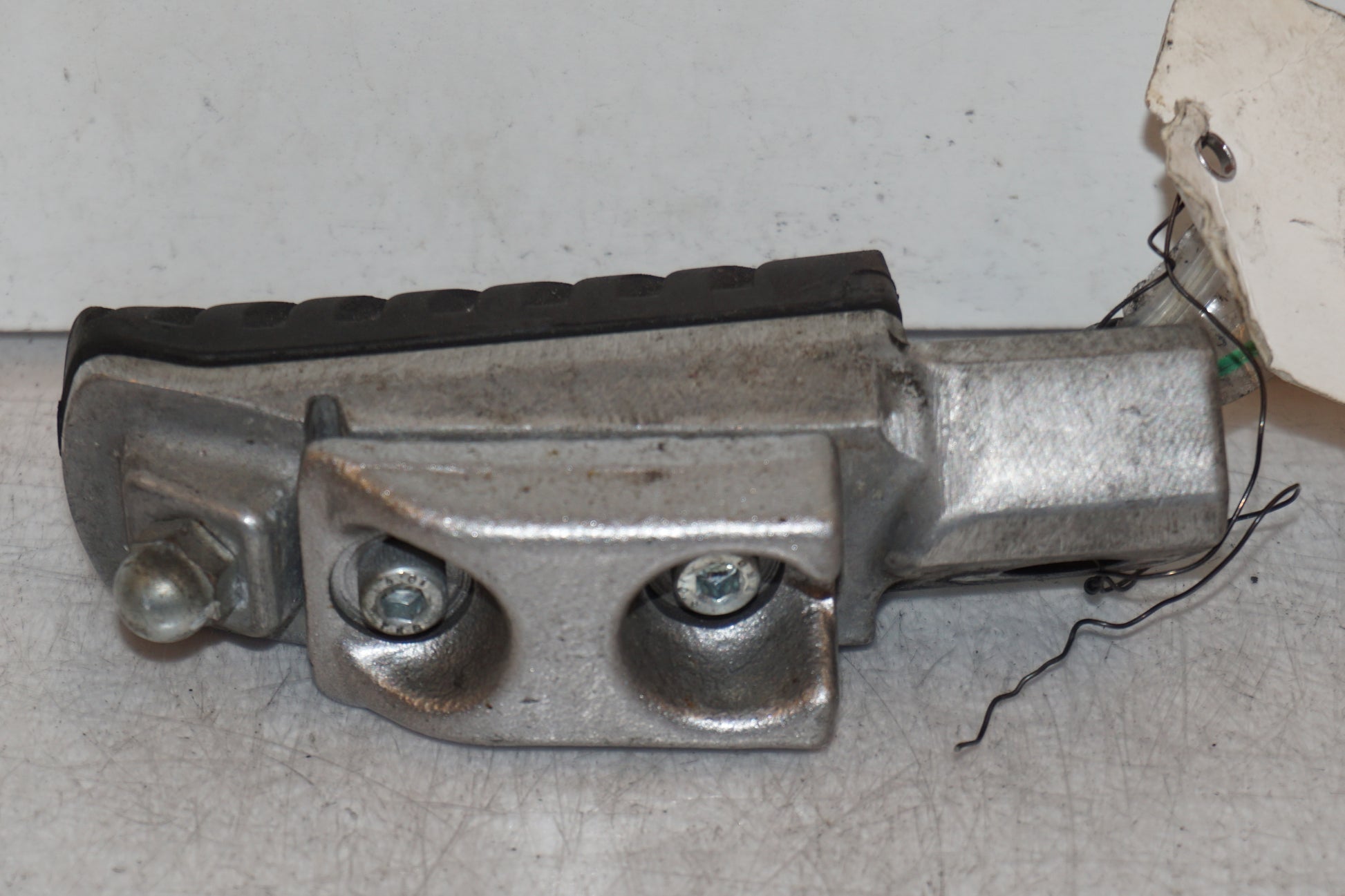 Höger sida på <p>Fotpinne höger fram från Kawasaki Z 900 2017.</p>

<p>Okej skick.</p> motorcykel.