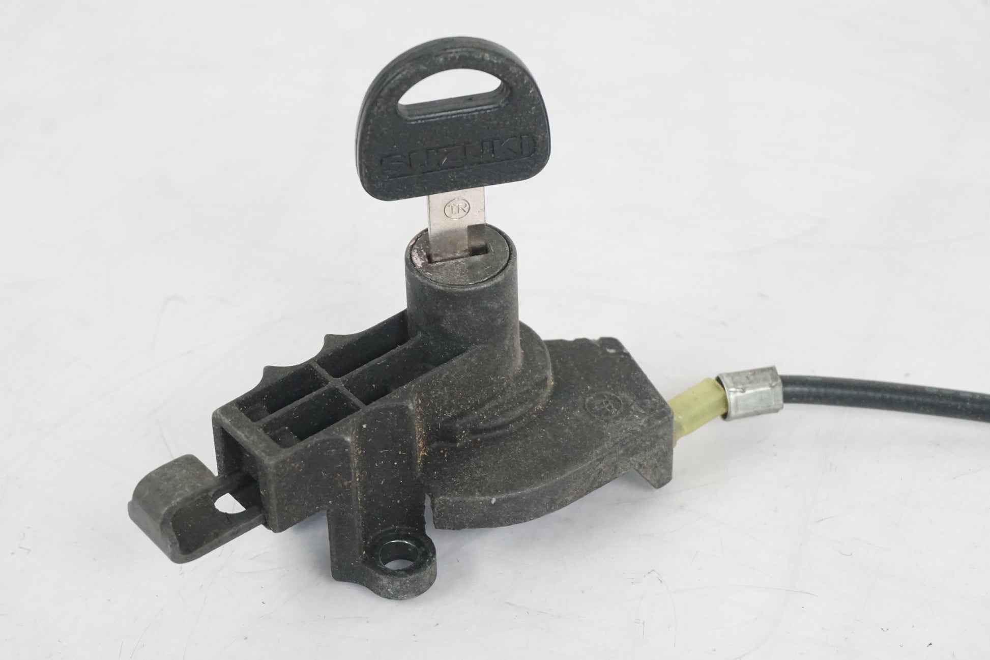 Höger sida på Sadellåsmekanism från en Suzuki GSX 550 -1985 motorcykel.