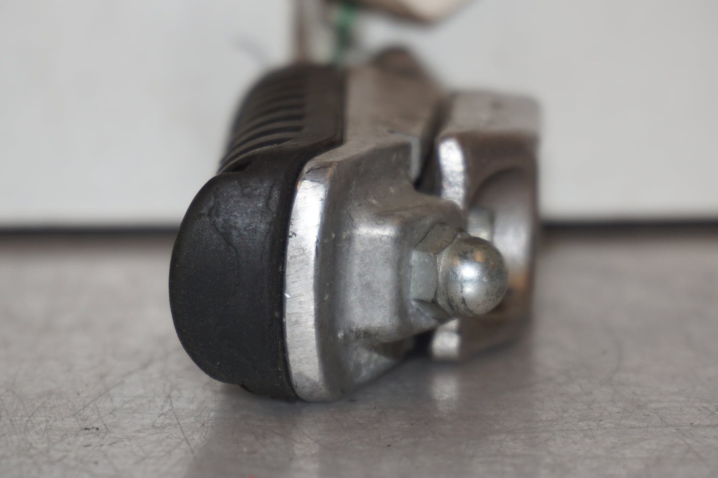 Vänster sida på <p>Fotpinne höger fram från Kawasaki Z 900 2017.</p>

<p>Okej skick.</p> motorcykel.