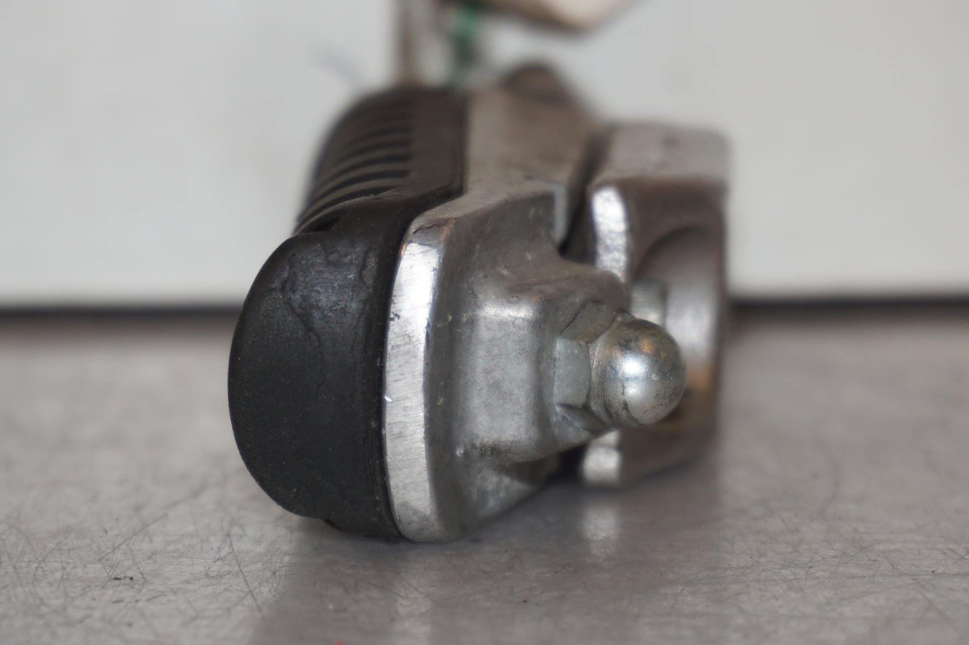 Vänster sida på <p>Fotpinne höger fram från Kawasaki Z 900 2017.</p>

<p>Okej skick.</p> motorcykel.