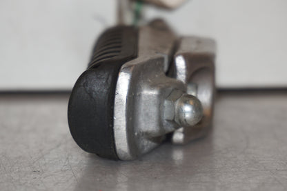 Vänster sida på <p>Fotpinne höger fram från Kawasaki Z 900 2017.</p>

<p>Okej skick.</p> motorcykel.