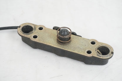 Vänster sida på Sadellåsmekanism från en Suzuki GSX 550 -1985 motorcykel.