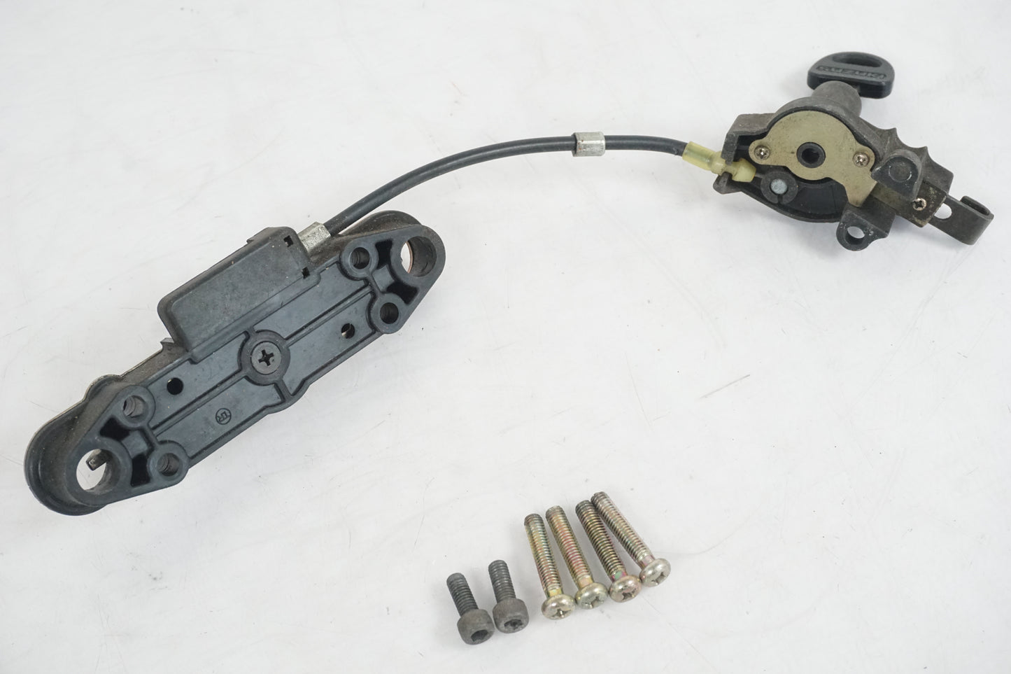 Snett uppifrån på Sadellåsmekanism från en Suzuki GSX 550 -1985 motorcykel.