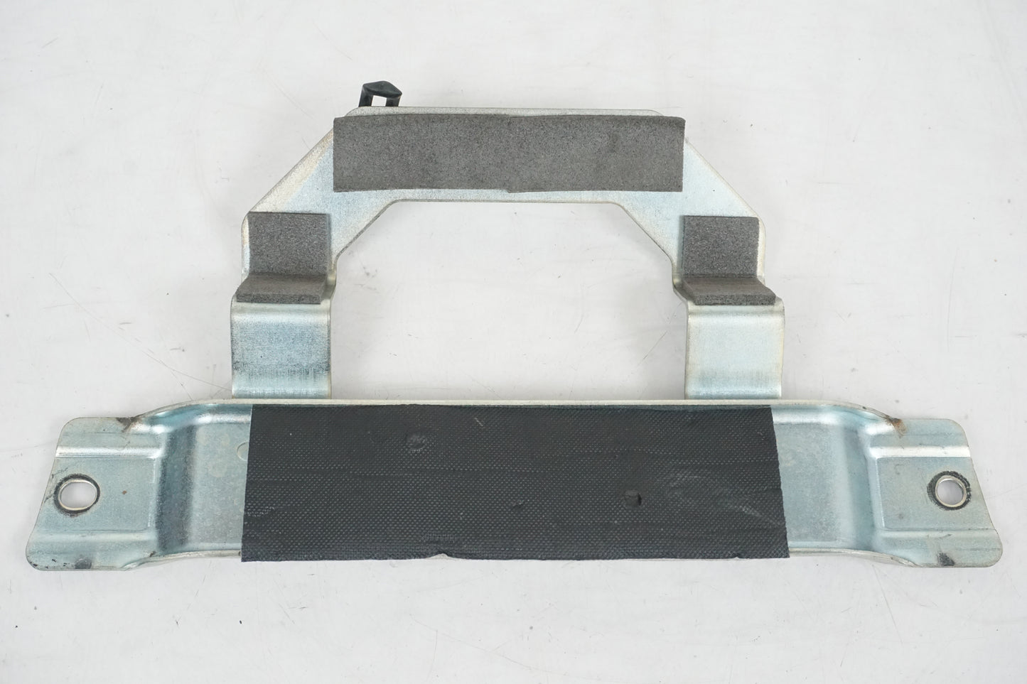 Baksidan på Sadellåsmekanism från en Suzuki TL 1000 S -1997 motorcykel.