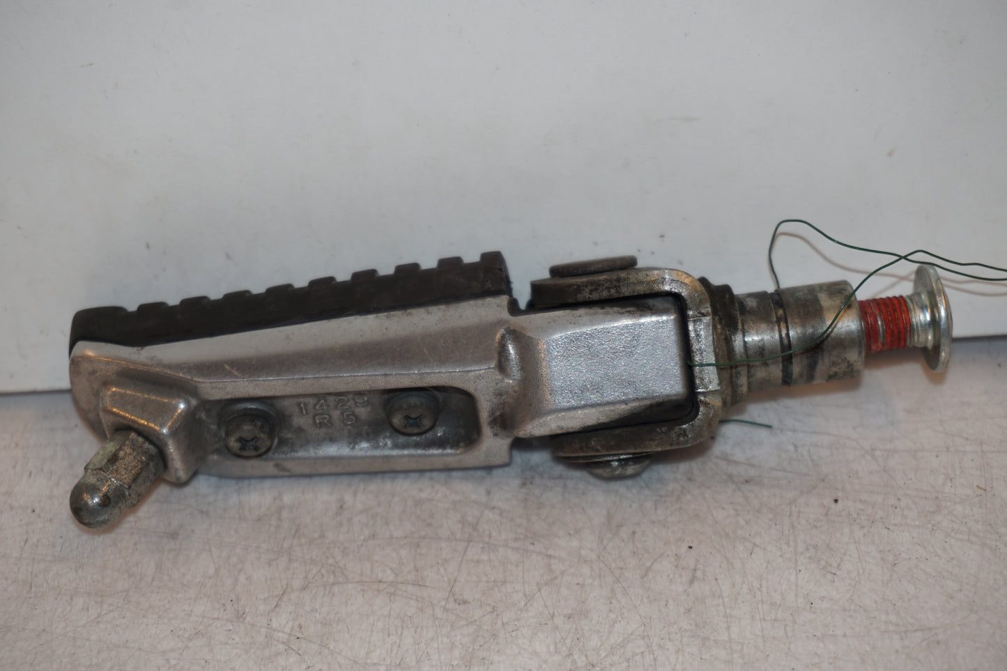 Baksidan på Fotpinne från en Kawasaki Z 1000 -2003 motorcykel.