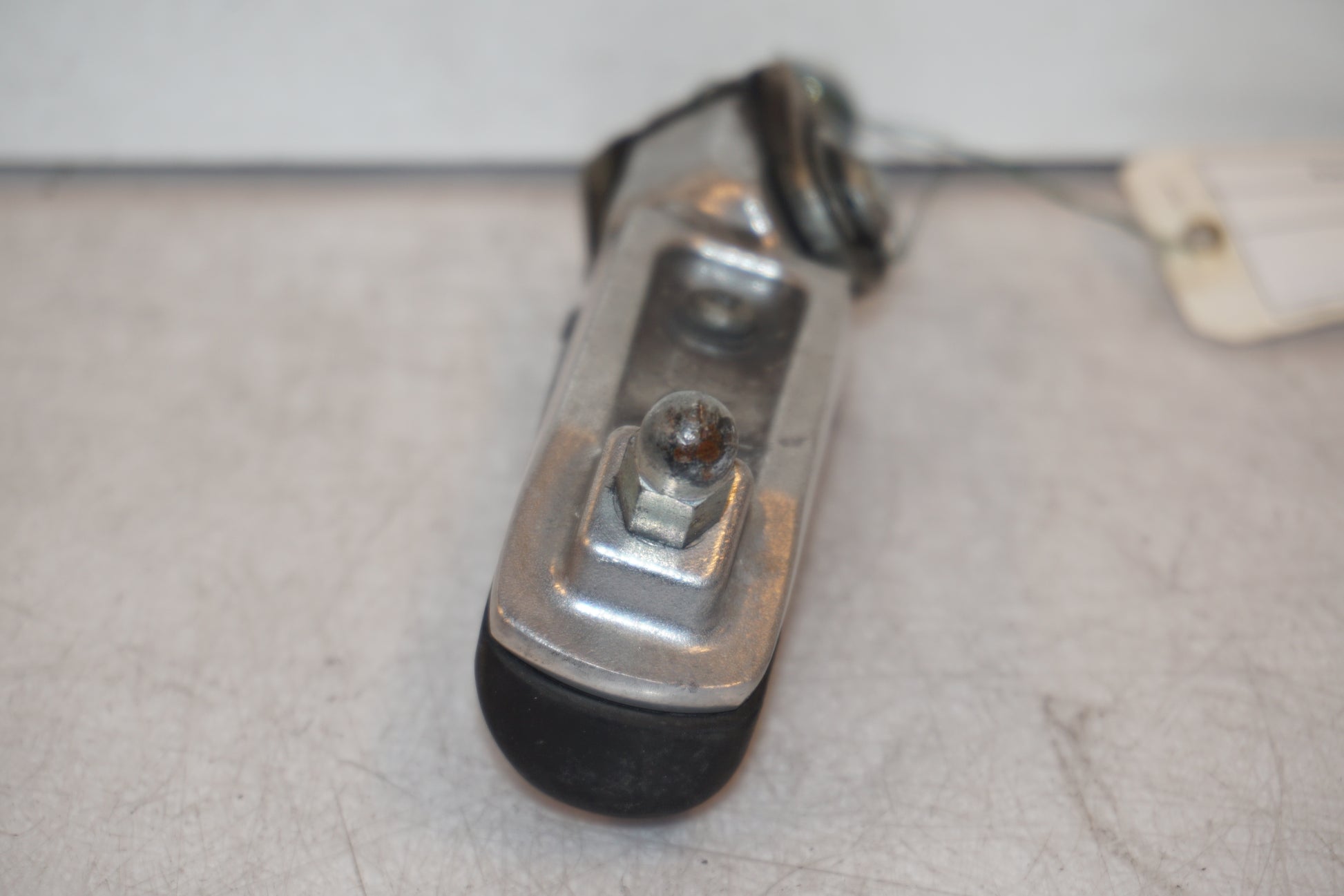 Vänster sida på Fotpinne från en Kawasaki Z 1000 -2003 motorcykel.