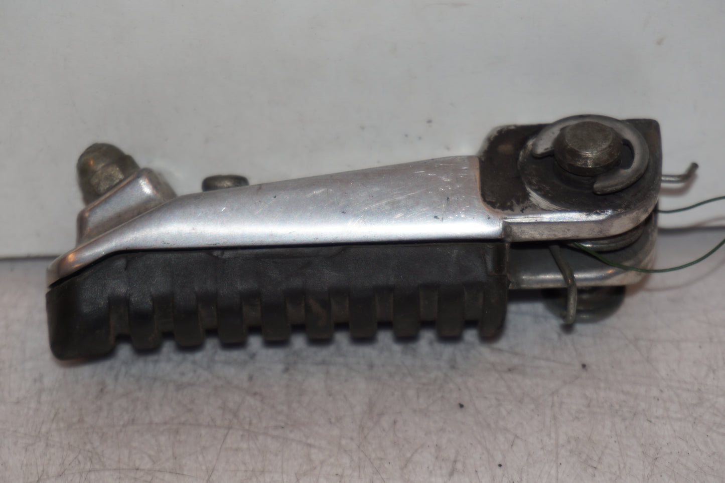 Höger sida på Fotpinne från en Kawasaki ZX-9R -1998 motorcykel.