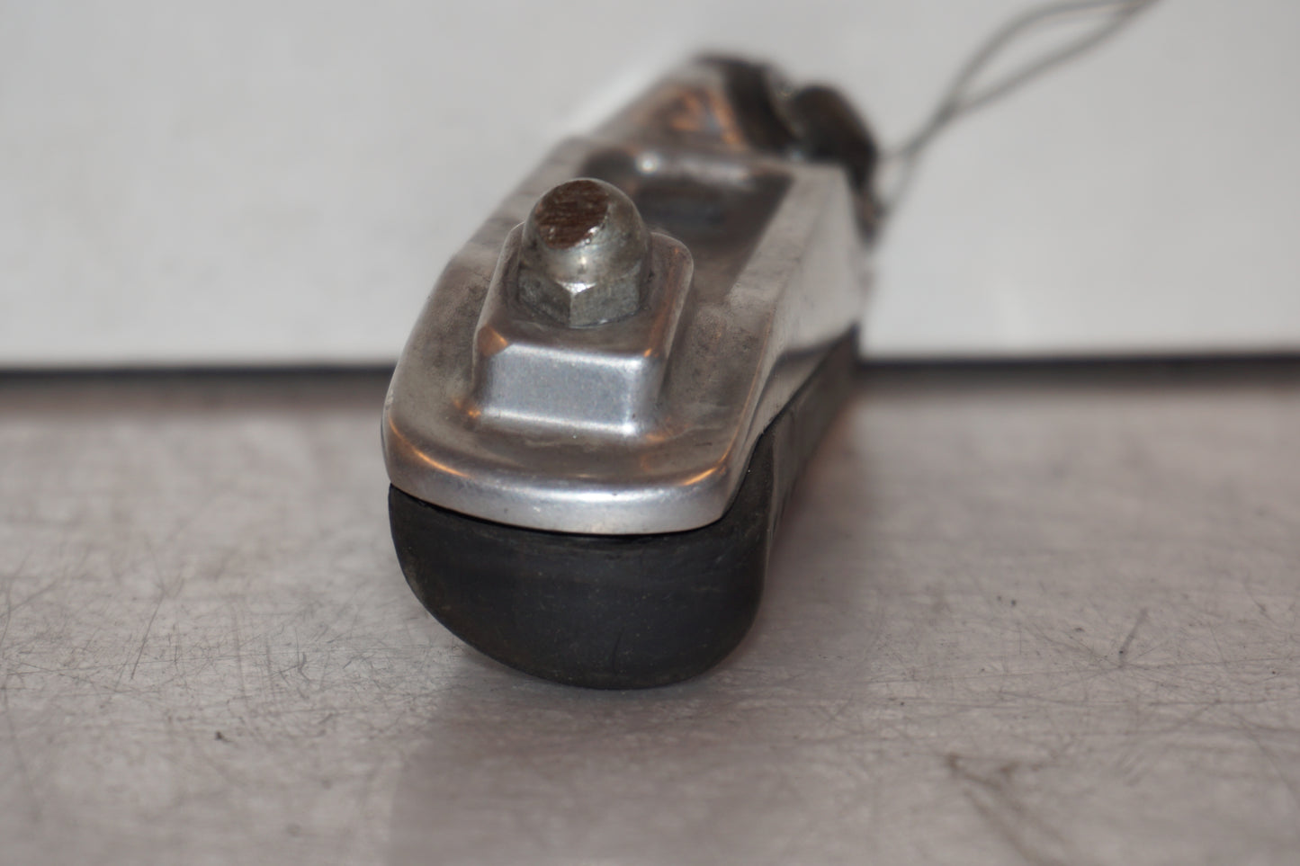 Vänster sida på Fotpinne från en Kawasaki ZX-9R -1998 motorcykel.