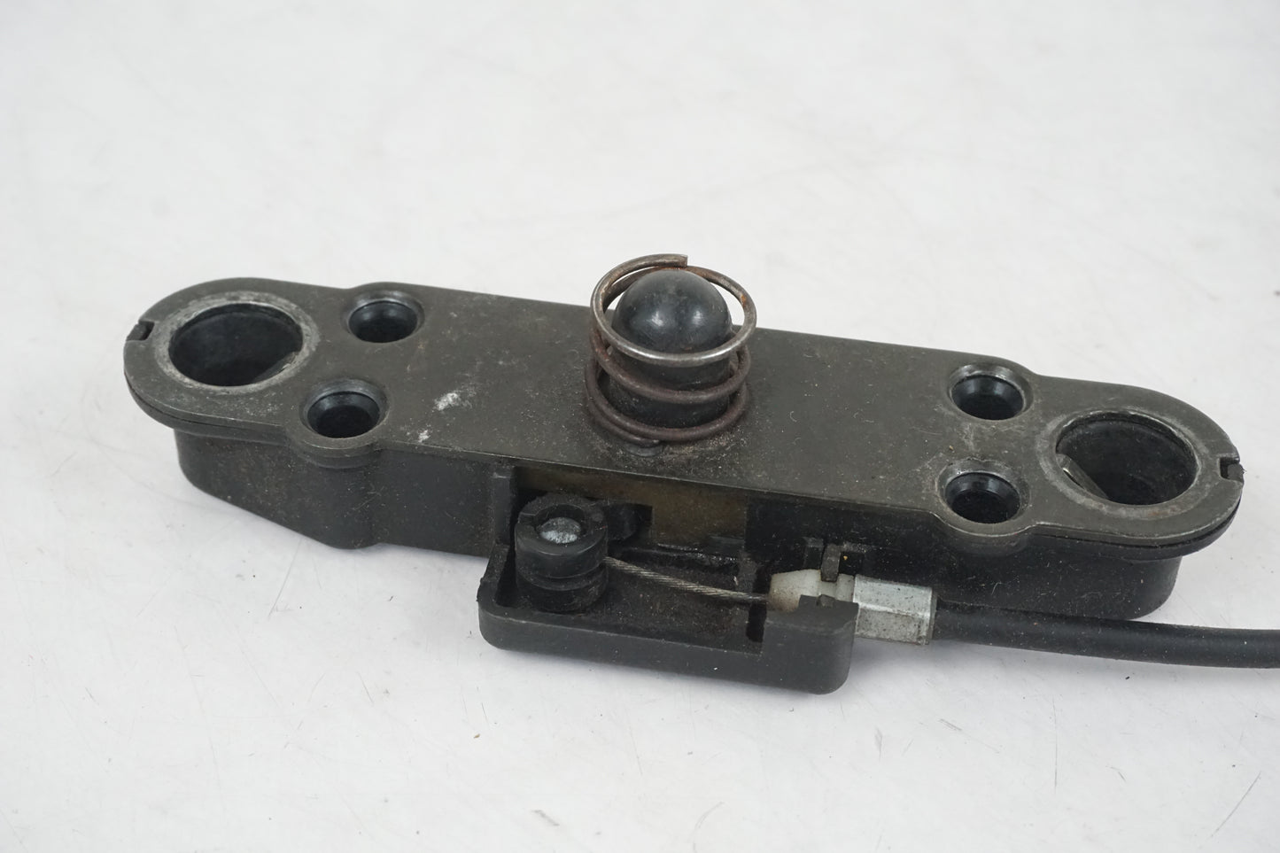 Baksidan på Sadellås från en Suzuki GSX 750 -1984 motorcykel.