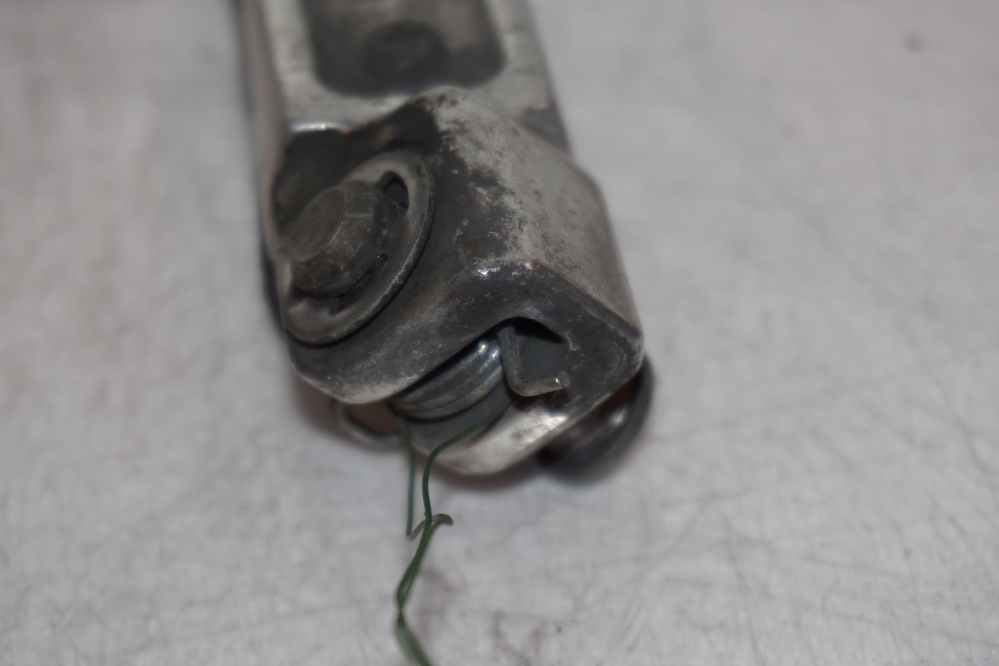 Snett uppifrån på Fotpinne från en Kawasaki ZX-9R -1998 motorcykel.