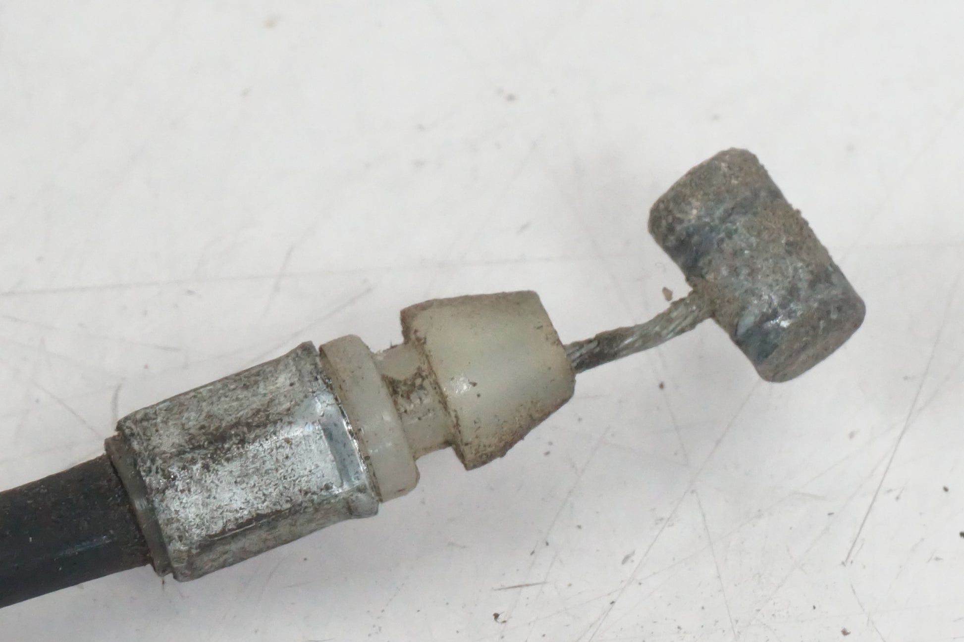 Höger sida på Sadellås från en Suzuki GSX 750 -1984 motorcykel.