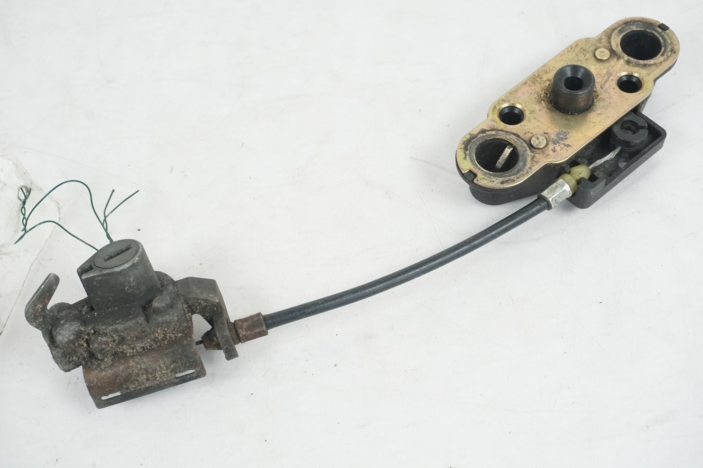 Baksidan på Sadellåsmekanism från en Suzuki RG 125 -1991 motorcykel.