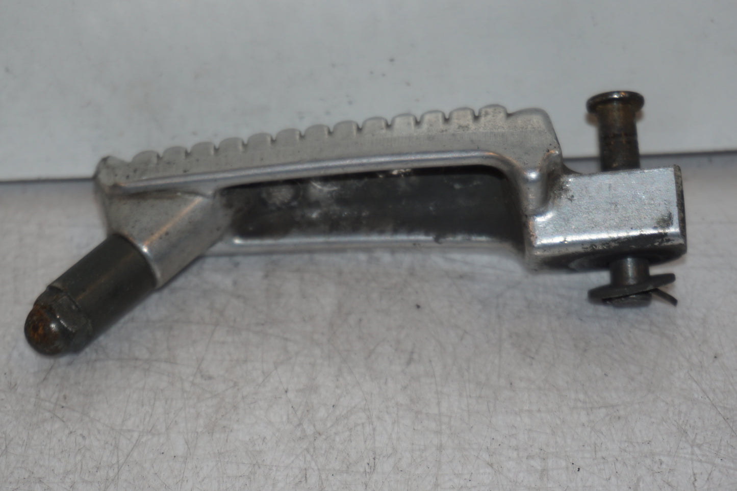 Höger sida på Fotpinne från en Kawasaki Z 550 -1985 motorcykel.