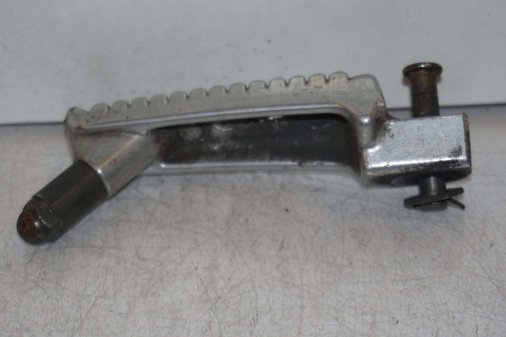 Höger sida på Fotpinne från en Kawasaki Z 550 -1985 motorcykel.