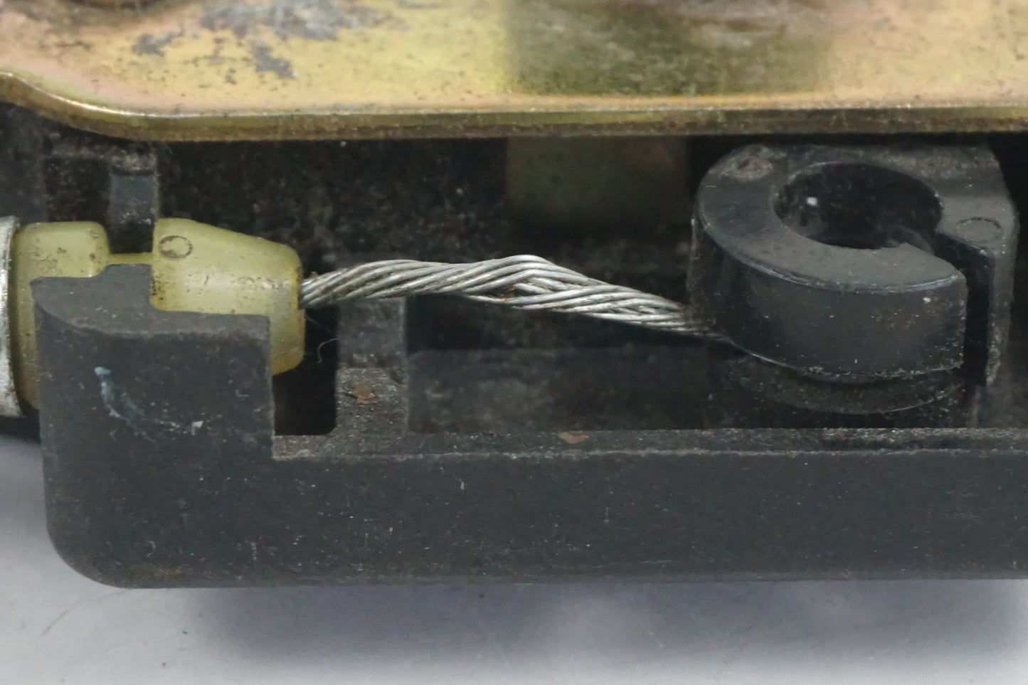 Höger sida på Sadellåsmekanism från en Suzuki RG 125 -1991 motorcykel.