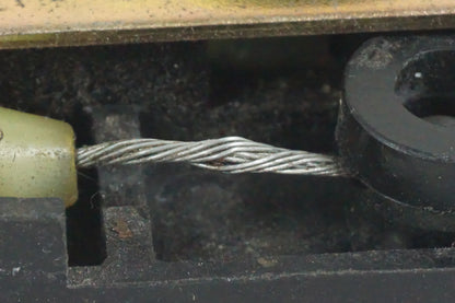 Vänster sida på Sadellåsmekanism från en Suzuki RG 125 -1991 motorcykel.