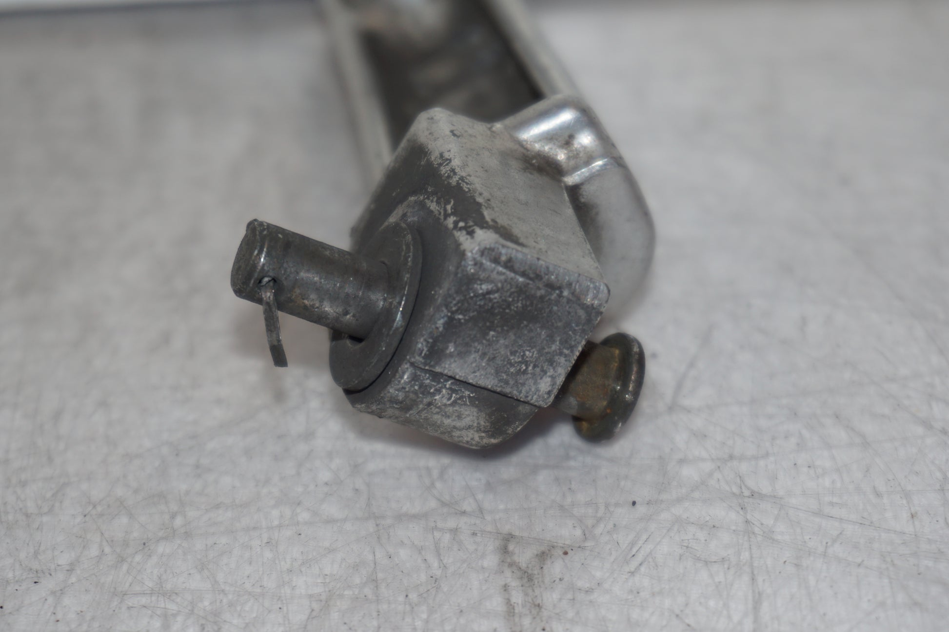 Snett nerifrån på Fotpinne från en Kawasaki Z 550 -1985 motorcykel.