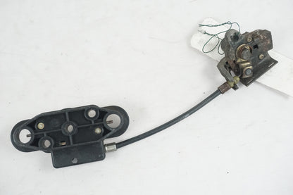 Snett uppifrån på Sadellåsmekanism från en Suzuki RG 125 -1991 motorcykel.