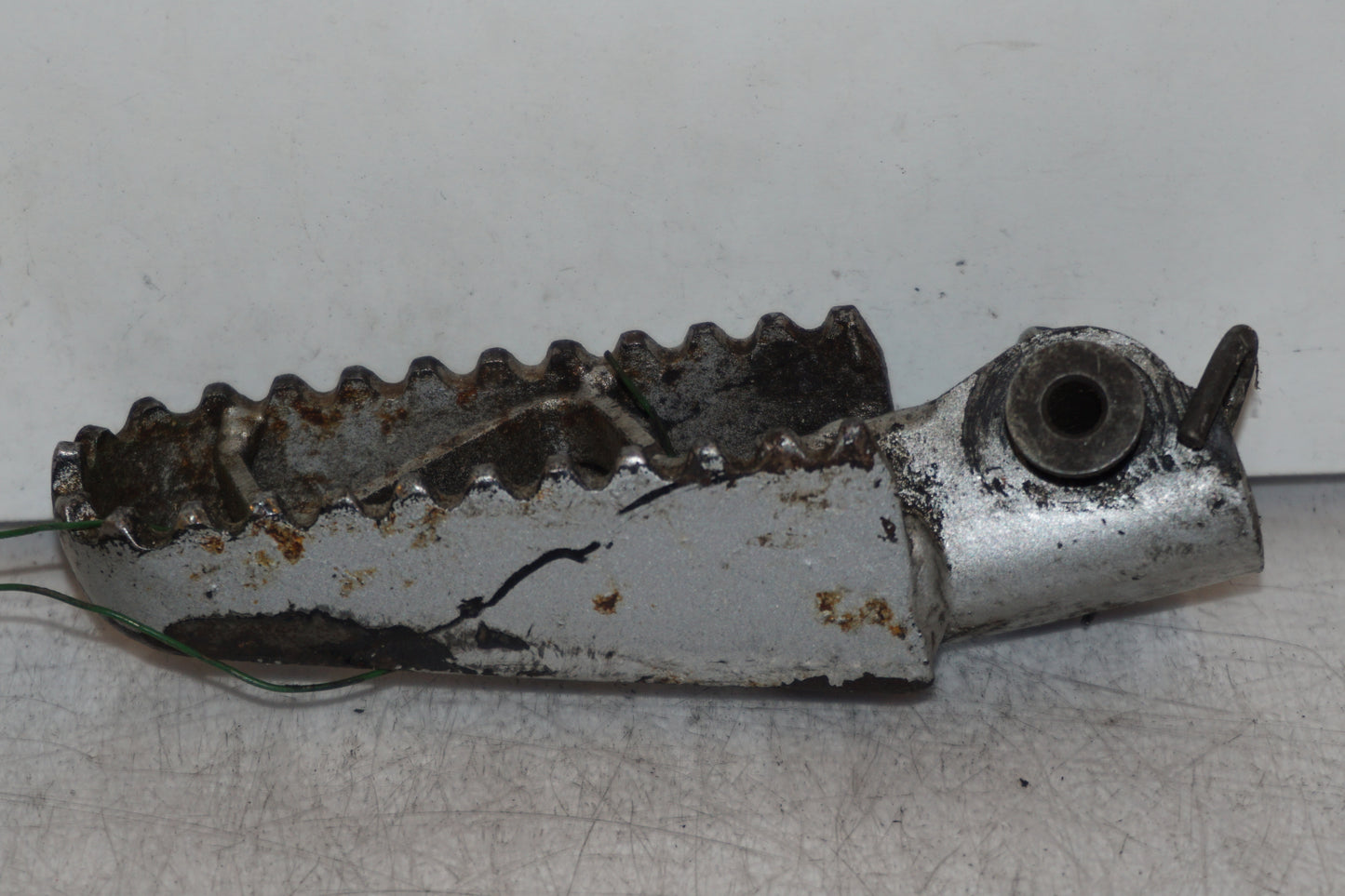 Höger sida på Fotpinne från en Kawasaki KDX 125 -1991 motorcykel.