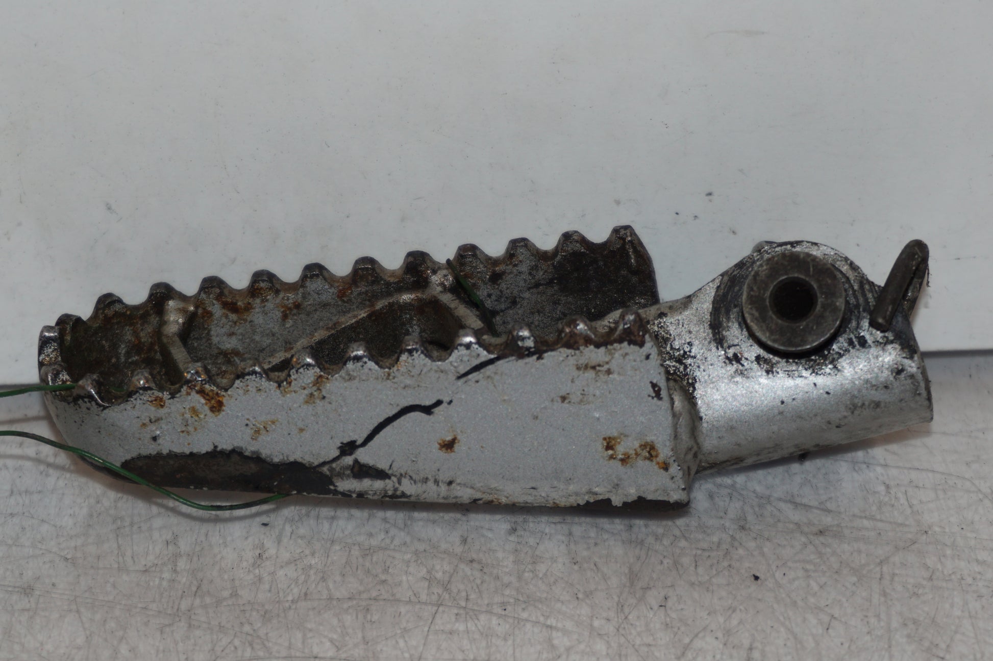 Höger sida på Fotpinne från en Kawasaki KDX 125 -1991 motorcykel.