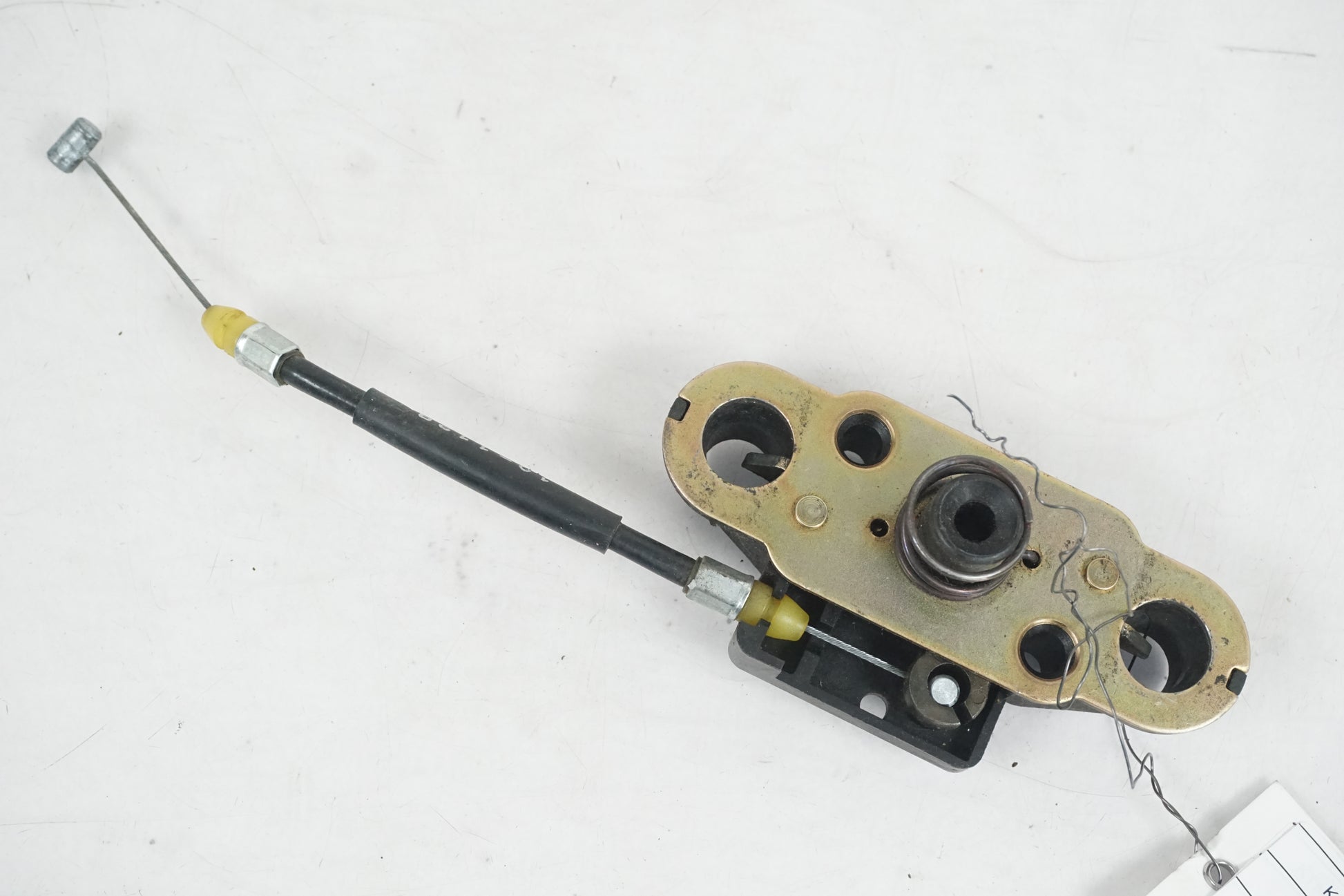 Framsidan på Sadellåsmekanism från en Kawasaki ZZR 1200 -2002 motorcykel.